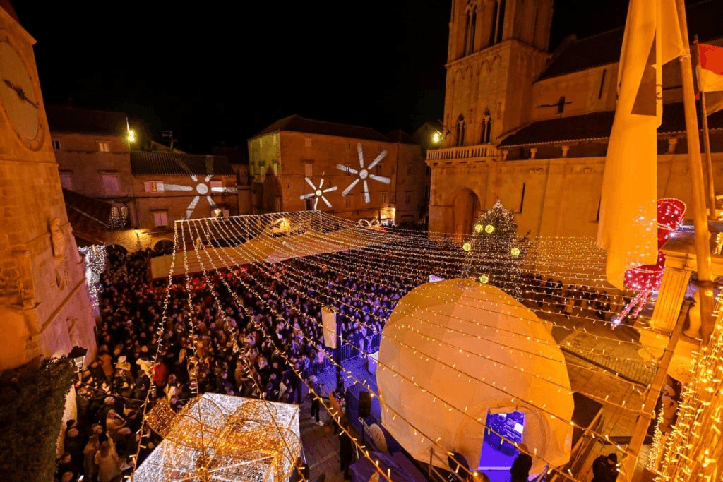 Trogir sjaji u ritmu blagdana: Bogat adventski program ovog vikenda uz Vojka V, Hari Mata Harija, a Nova godina uz Giuliana i Diktatore